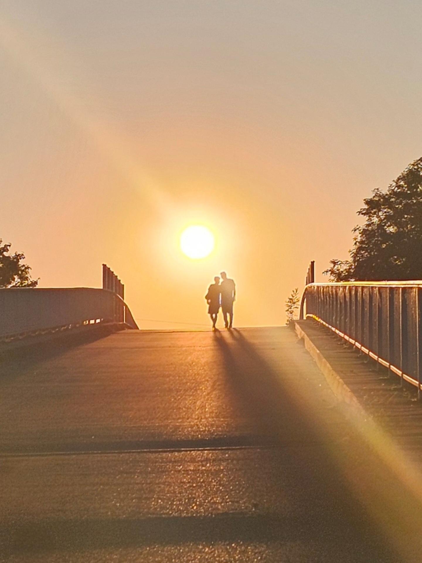 Platz 1: Birgit Budig – „Über´s Brückle“, Abenddämmerung über der Brücke in Nell-mersbach Paar im Sonnenuntergang