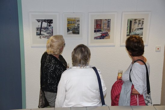 Menschen betrachten Kunst im Leutenbacher Rathaus Menschen betrachten Kunst im Leutenbacher Rathaus