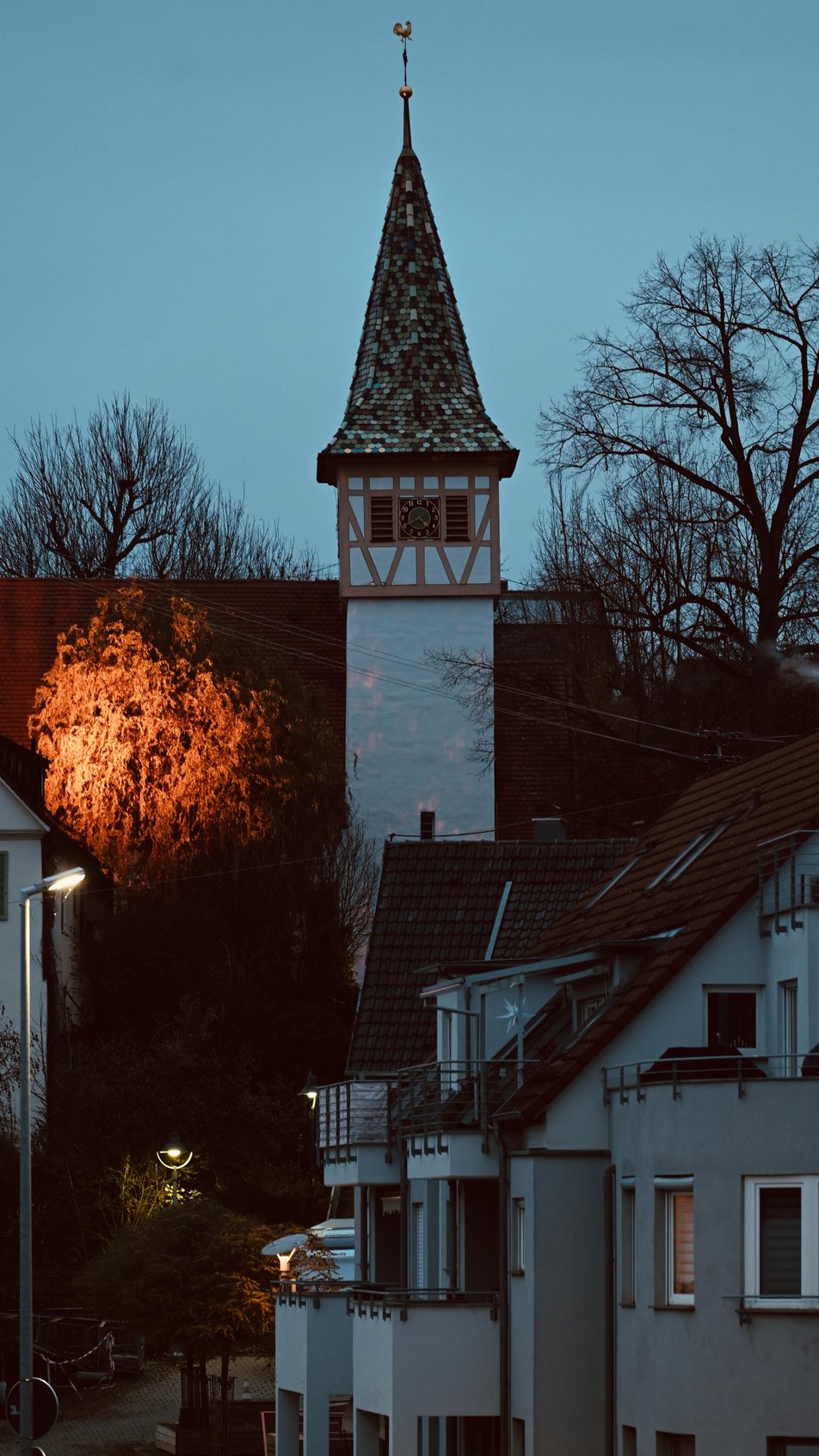 Kirchturm Weiler zum Stein in der Dämmerung