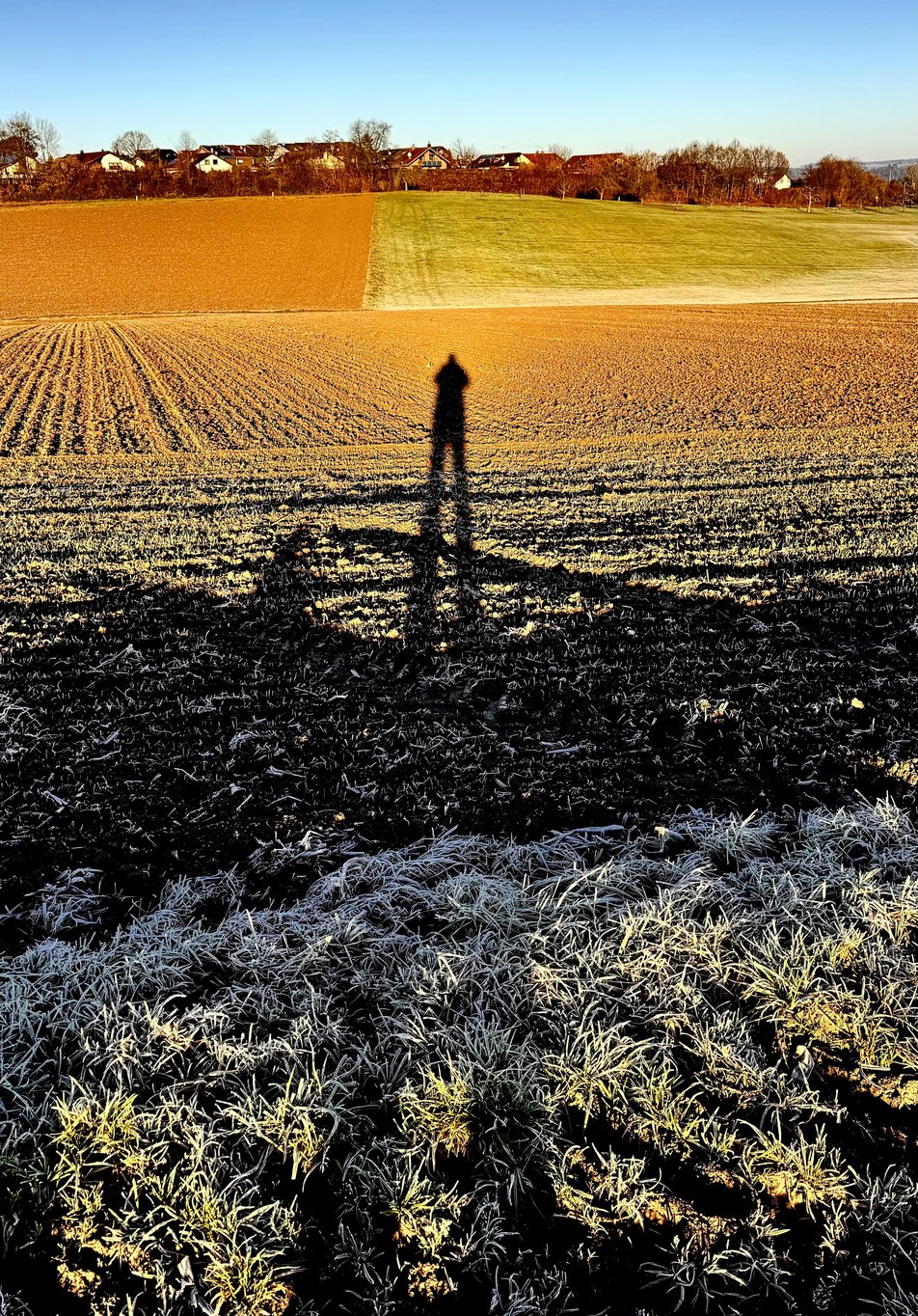 Siegfried Schmidt – „Eine Riese in Weiler zum Stein“, Felder beim Sportplatz Weiler zum Stein Schattenspiel
