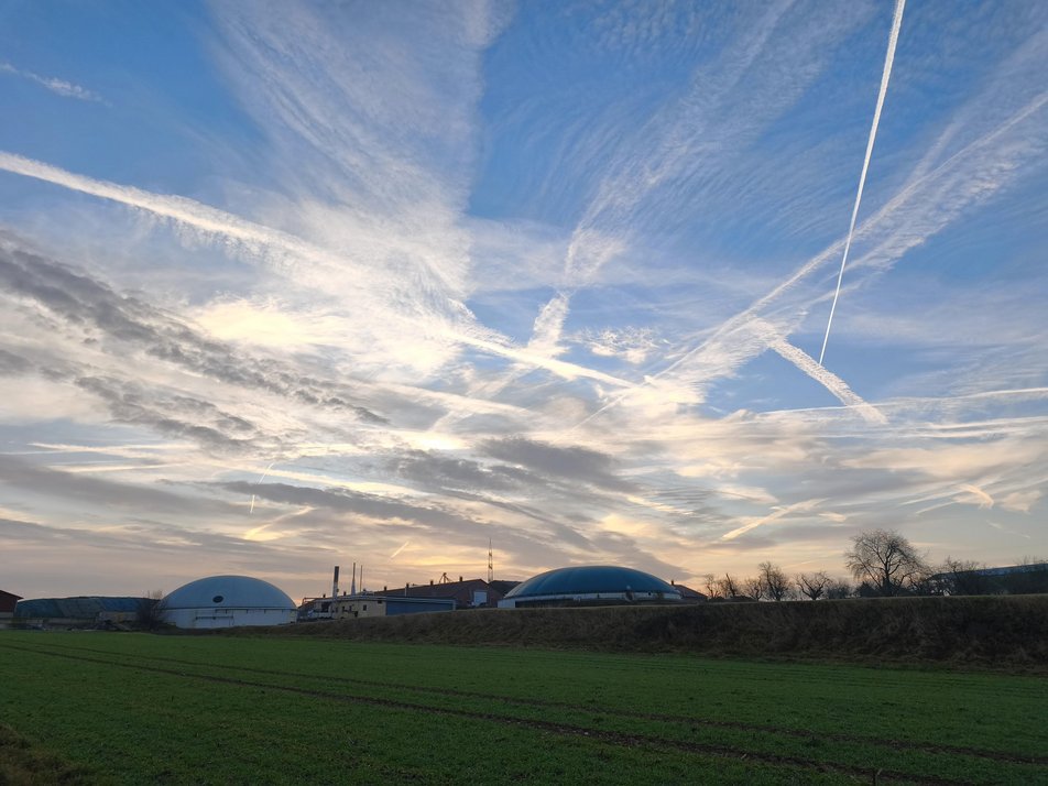 Biogasanlage mit tollem Morgenhimmel