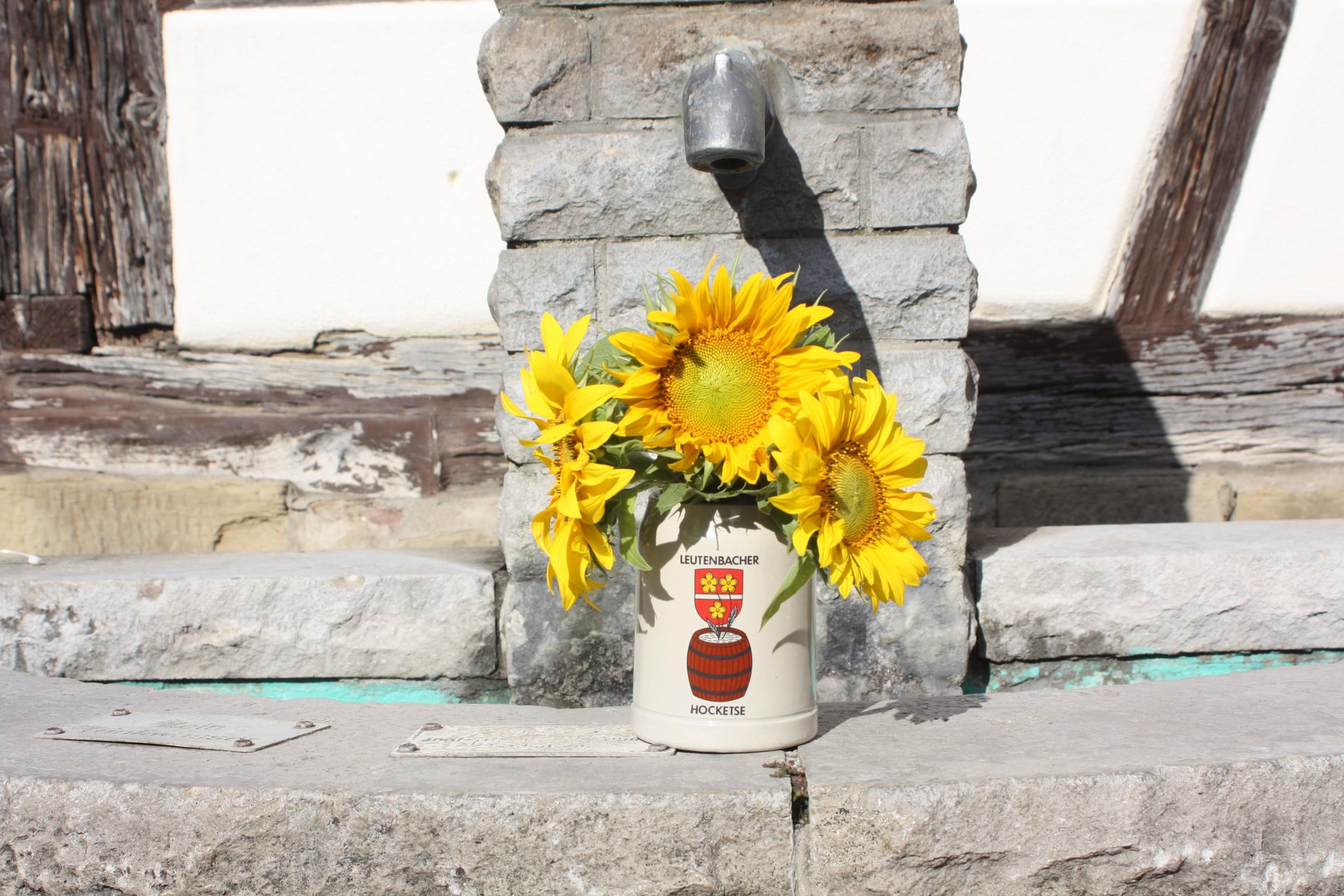 Hocketse Krug vor Brunnen